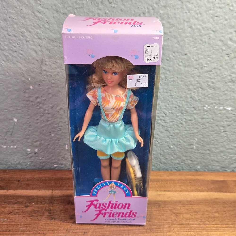 Matel Fashion Trends Pretty Teen Poseable Doll # 7010